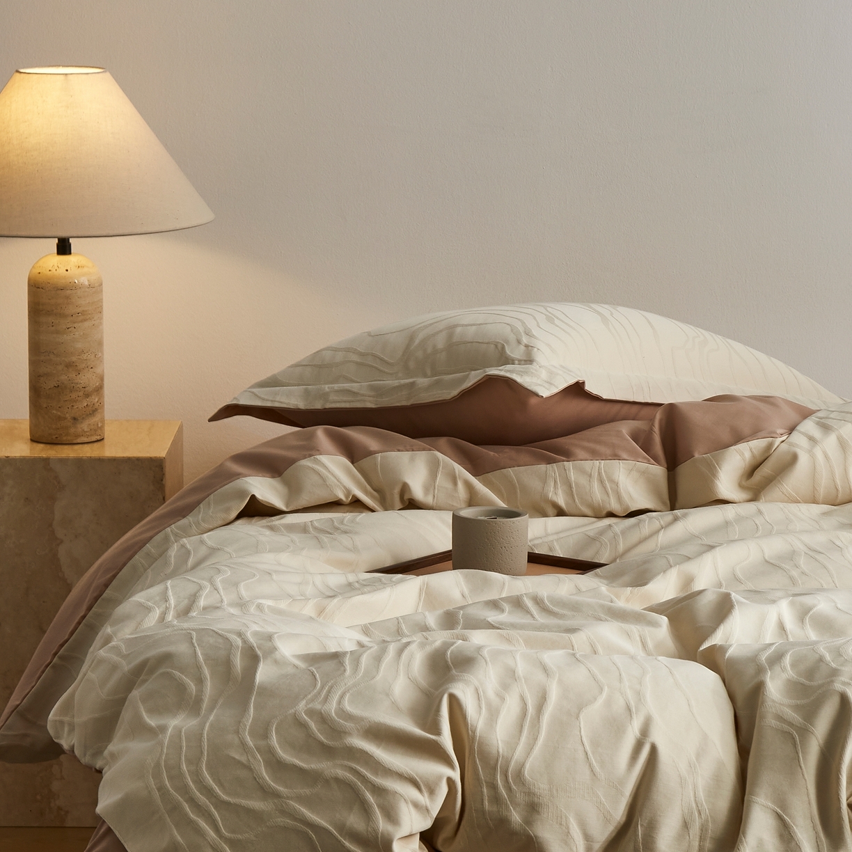 91家纺网 家纺一手货源 找家纺 顾家家居 2026新款AB面全棉厚织提花四件套 朝汐-杏黄