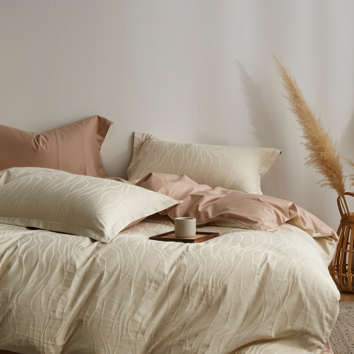 91家纺网 家纺一手货源 找家纺 顾家家居 2026新款AB面全棉厚织提花四件套 朝汐-杏黄