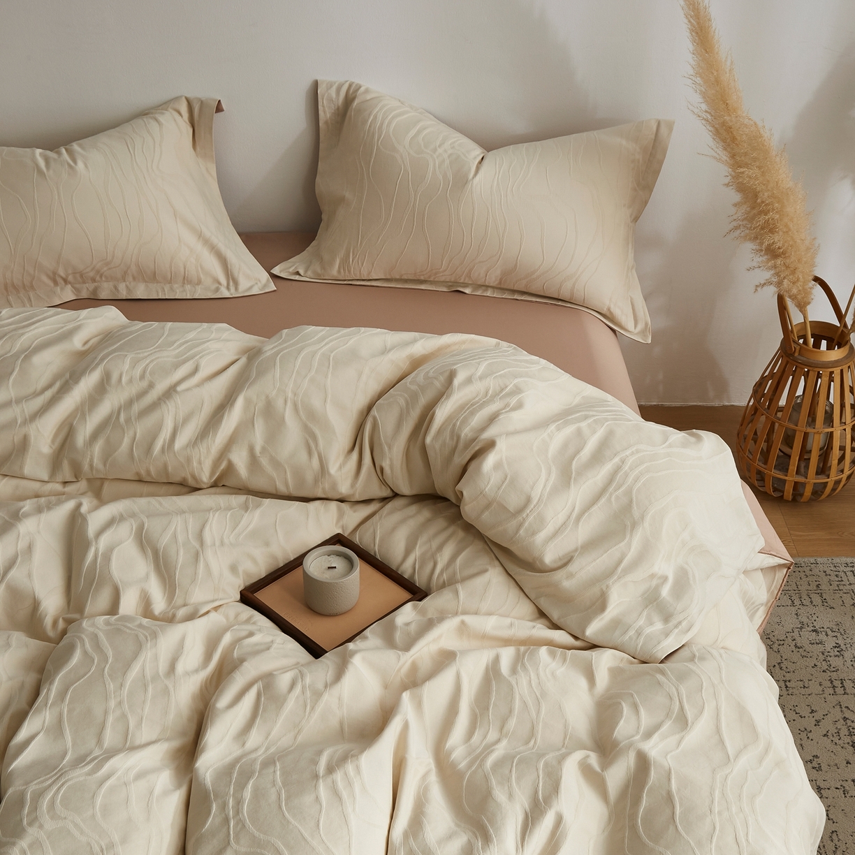 91家纺网 家纺一手货源 找家纺 顾家家居 2026新款AB面全棉厚织提花四件套 朝汐-杏黄