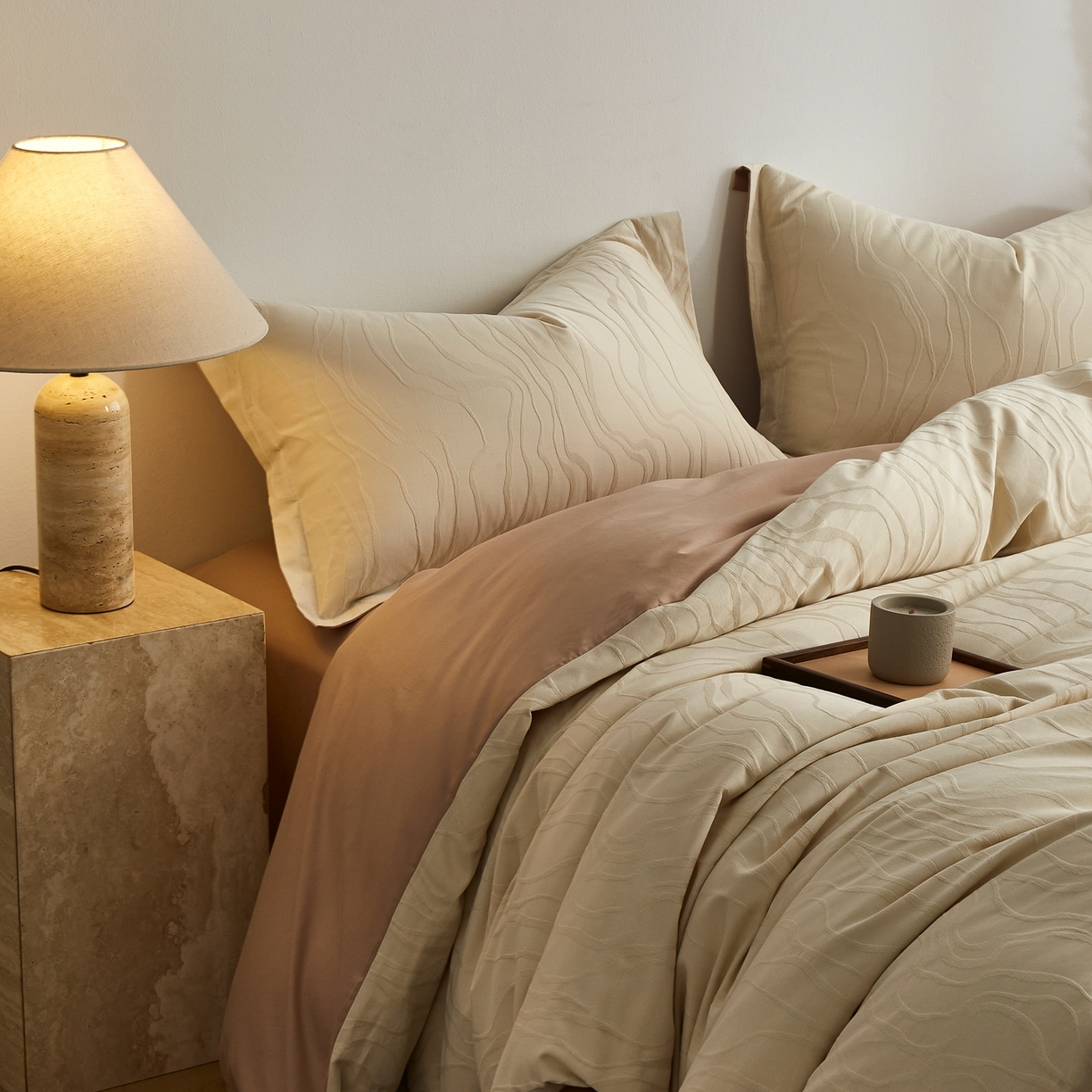 91家纺网 家纺一手货源 找家纺 顾家家居 2026新款AB面全棉厚织提花四件套 朝汐-杏黄