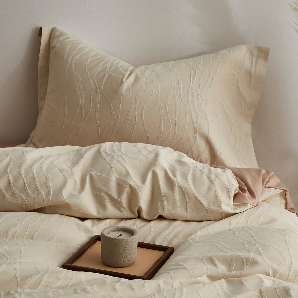 91家纺网 家纺一手货源 找家纺 顾家家居 2026新款AB面全棉厚织提花四件套 朝汐-杏黄