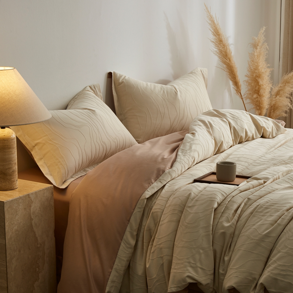 91家纺网 家纺一手货源 找家纺 顾家家居 2026新款AB面全棉厚织提花四件套 朝汐-杏黄