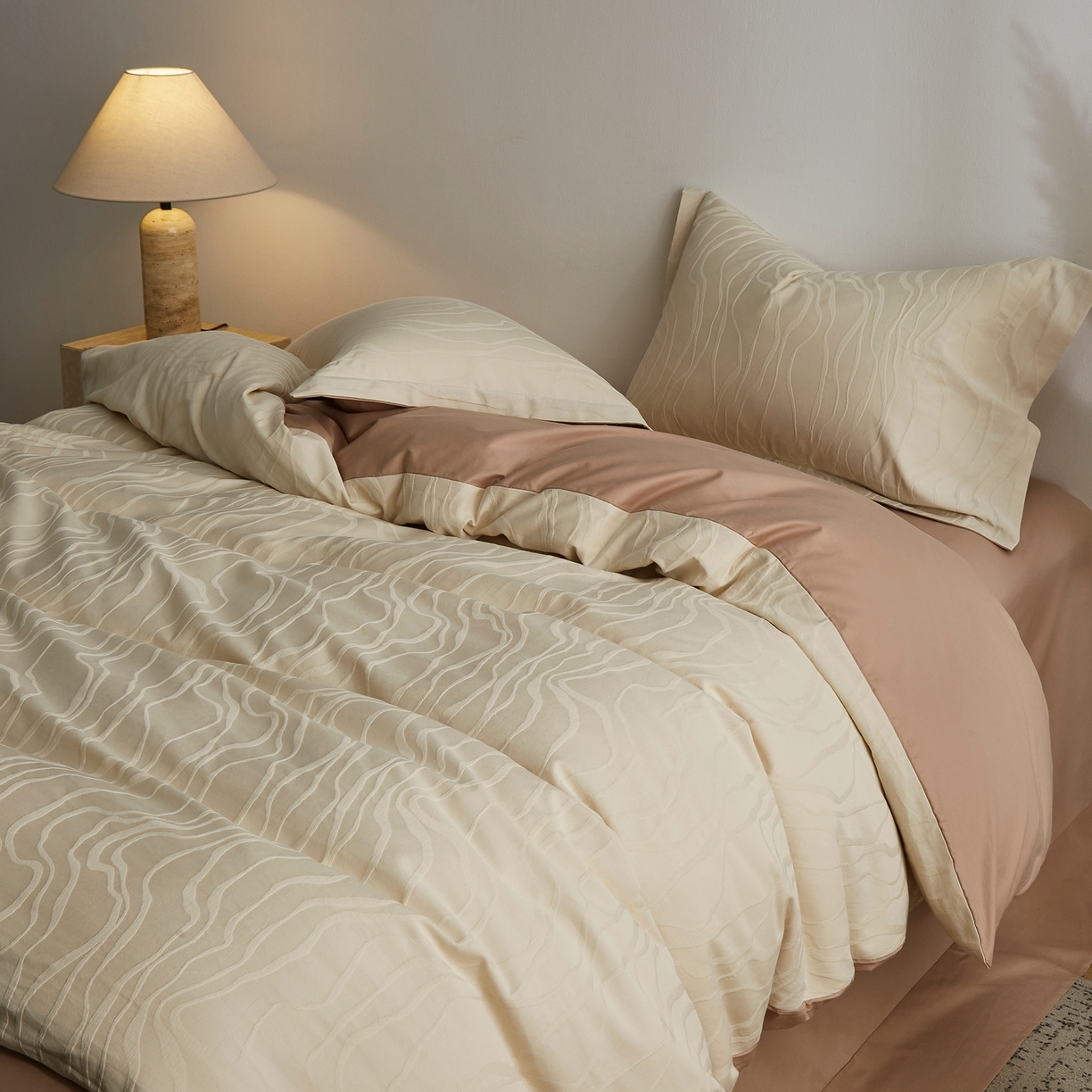 91家纺网 家纺一手货源 找家纺 顾家家居 2026新款AB面全棉厚织提花四件套 朝汐-杏黄