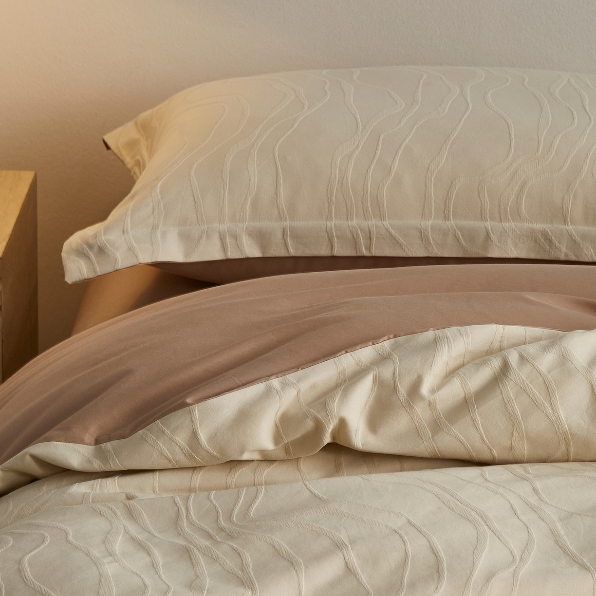 91家纺网 家纺一手货源 找家纺 顾家家居 2026新款AB面全棉厚织提花四件套 朝汐-杏黄