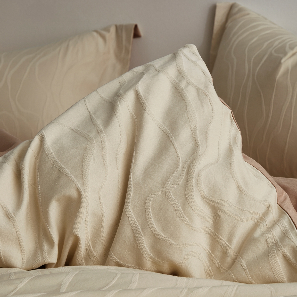 91家纺网 家纺一手货源 找家纺 顾家家居 2026新款AB面全棉厚织提花四件套 朝汐-杏黄