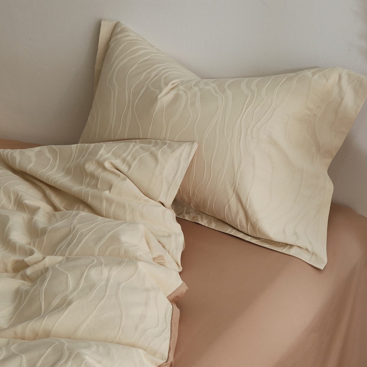 91家纺网 家纺一手货源 找家纺 顾家家居 2026新款AB面全棉厚织提花四件套 朝汐-杏黄