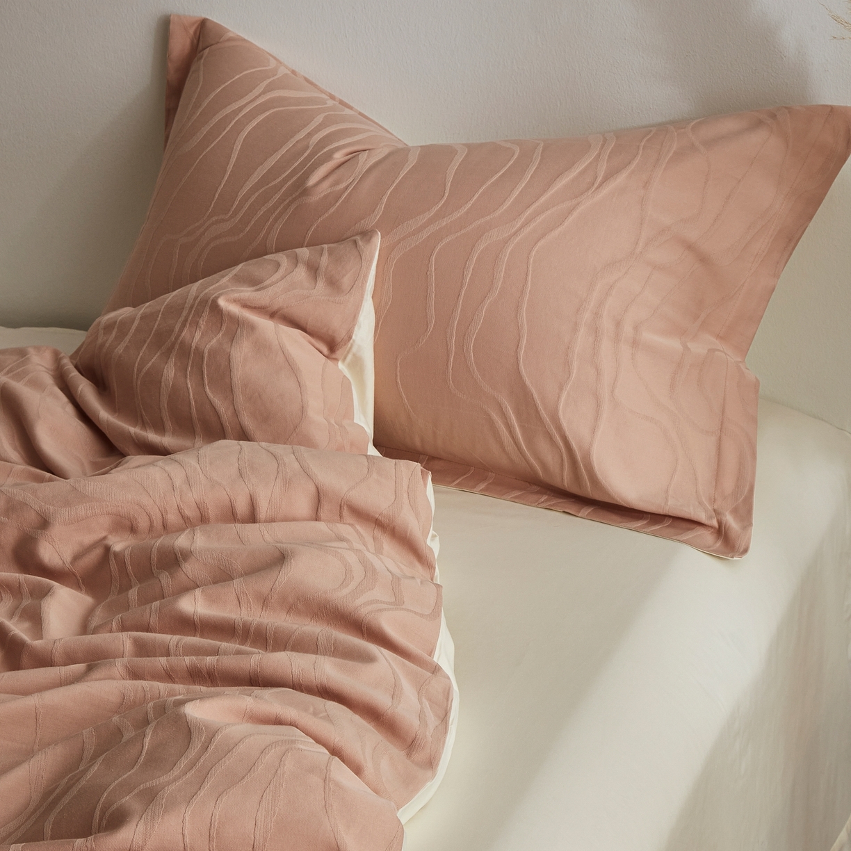 91家纺网 家纺一手货源 找家纺 顾家家居 2026新款AB面全棉厚织提花四件套 潮汐-绯粉