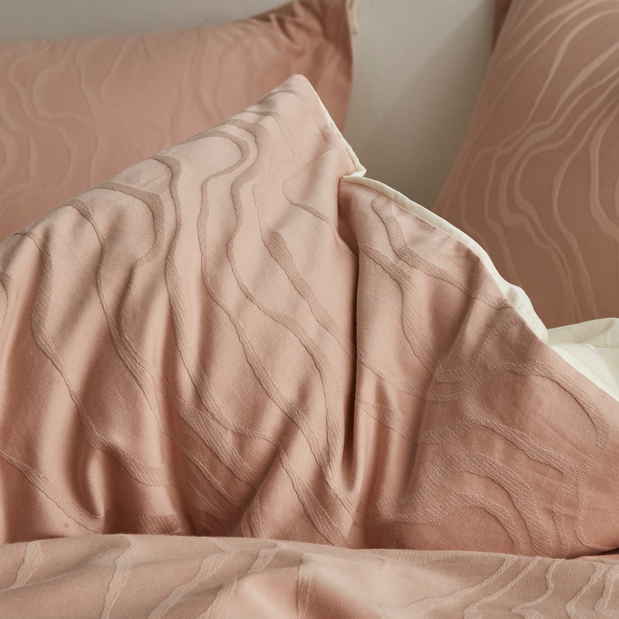 91家纺网 家纺一手货源 找家纺 顾家家居 2026新款AB面全棉厚织提花四件套 潮汐-绯粉