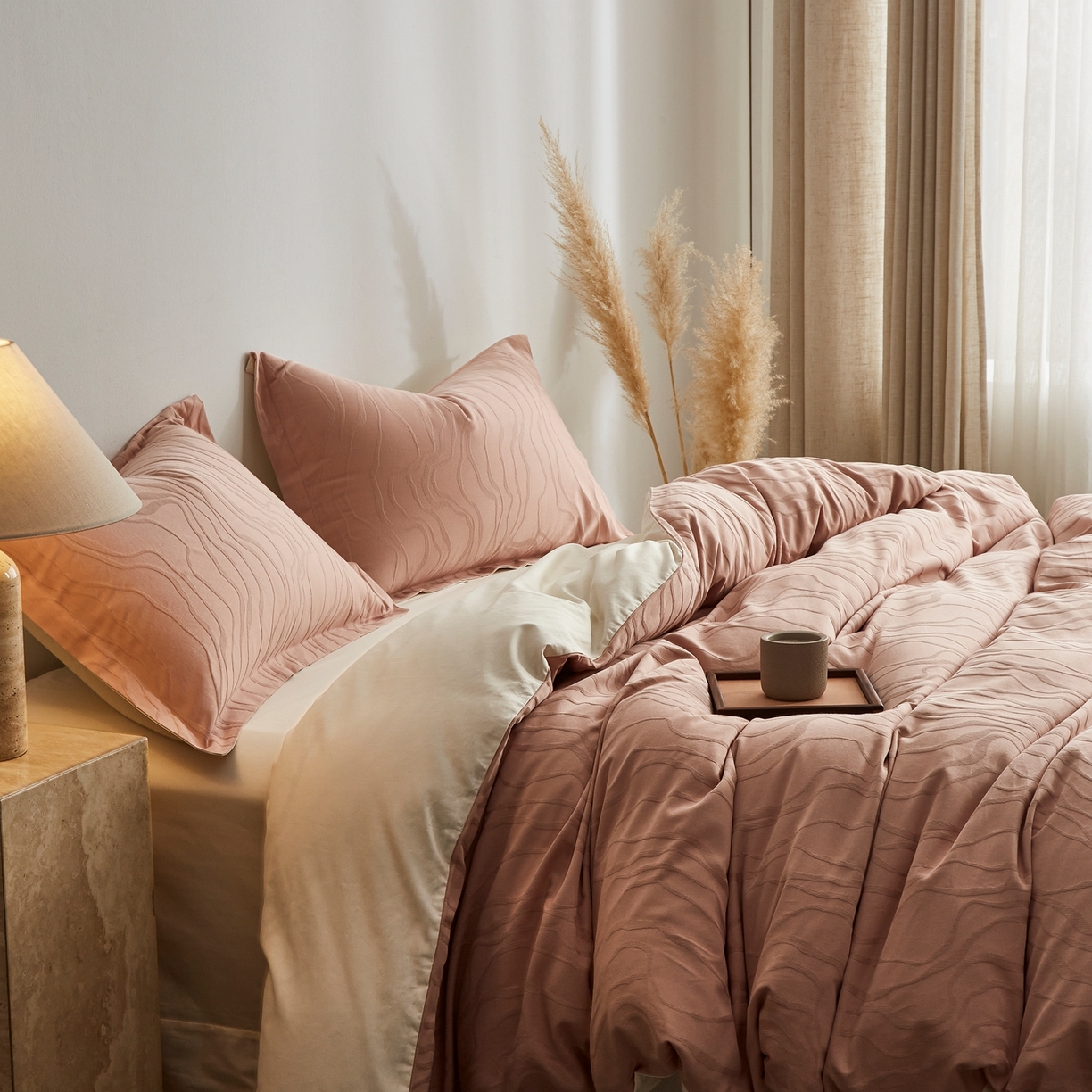 91家纺网 家纺一手货源 找家纺 顾家家居 2026新款AB面全棉厚织提花四件套 潮汐-绯粉