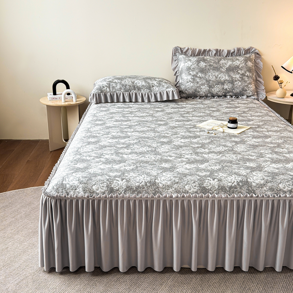 91家纺网 家纺一手货源 找家纺 柔品 2026春夏新款PE中分子床裙款凉席席子-梦里繁花 床裙梦里繁花 灰