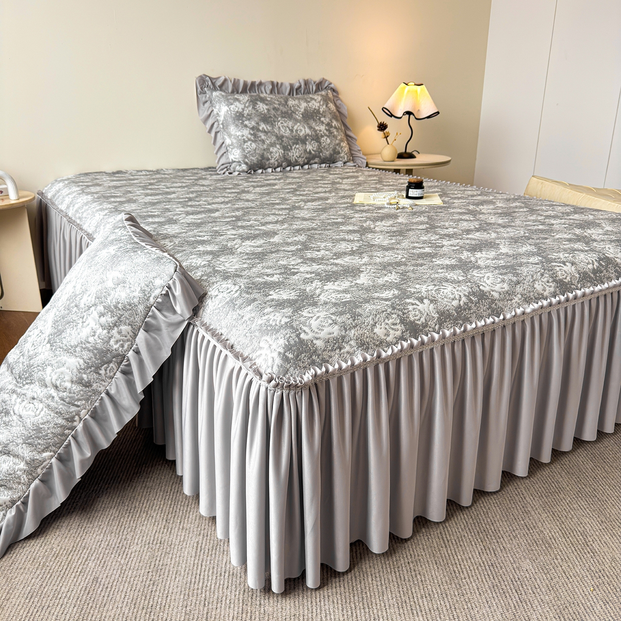 91家纺网 家纺一手货源 找家纺 柔品 2026春夏新款PE中分子床裙款凉席席子-梦里繁花 床裙梦里繁花 灰