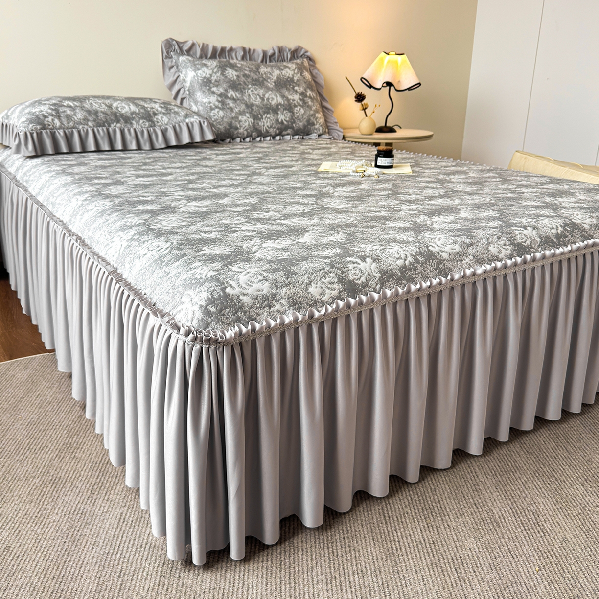 91家纺网 家纺一手货源 找家纺 柔品 2026春夏新款PE中分子床裙款凉席席子-梦里繁花 床裙梦里繁花 灰