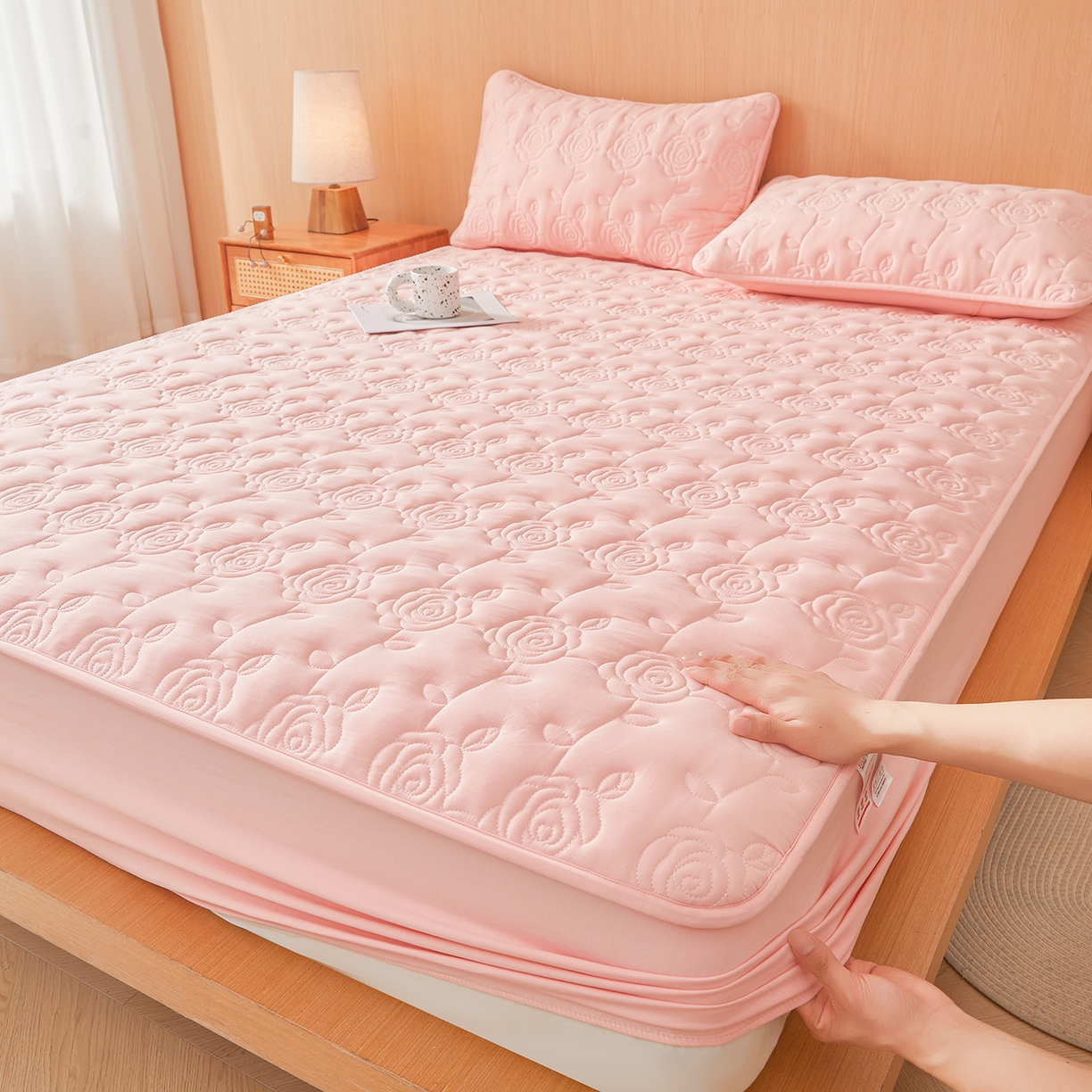 91家纺网 家纺一手货源 找家纺 柔品 2026新款牛奶棉蚕蛹蛋白夹棉单床笠 床笠单件-玫瑰伊人 玫瑰伊人 香粉