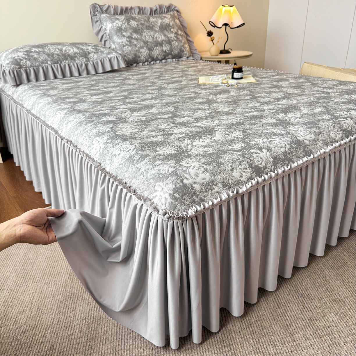 91家纺网 家纺一手货源 找家纺 柔品 2026春夏新款PE中分子床裙款凉席席子-梦里繁花 床裙梦里繁花 灰