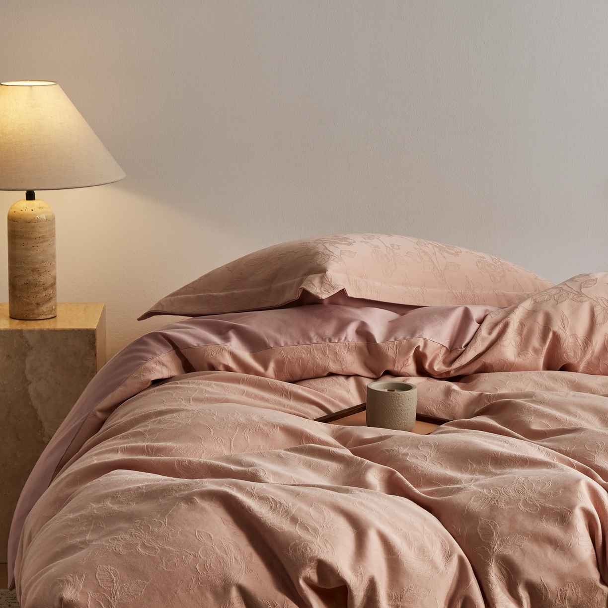 91家纺网 家纺一手货源 找家纺 顾家家居 2026新款AB面全棉厚织提花四件套 芍药-绯粉