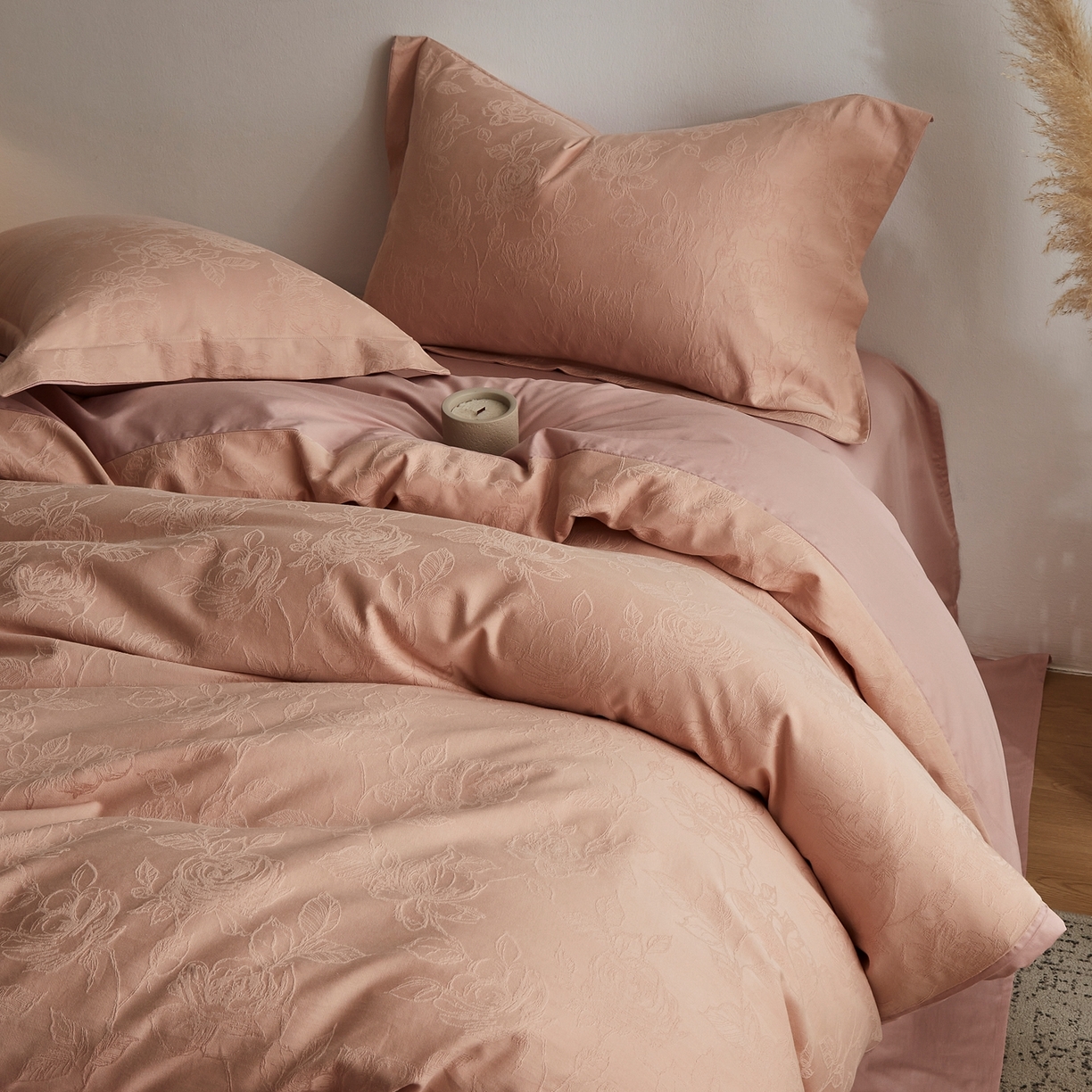 91家纺网 家纺一手货源 找家纺 顾家家居 2026新款AB面全棉厚织提花四件套 芍药-绯粉