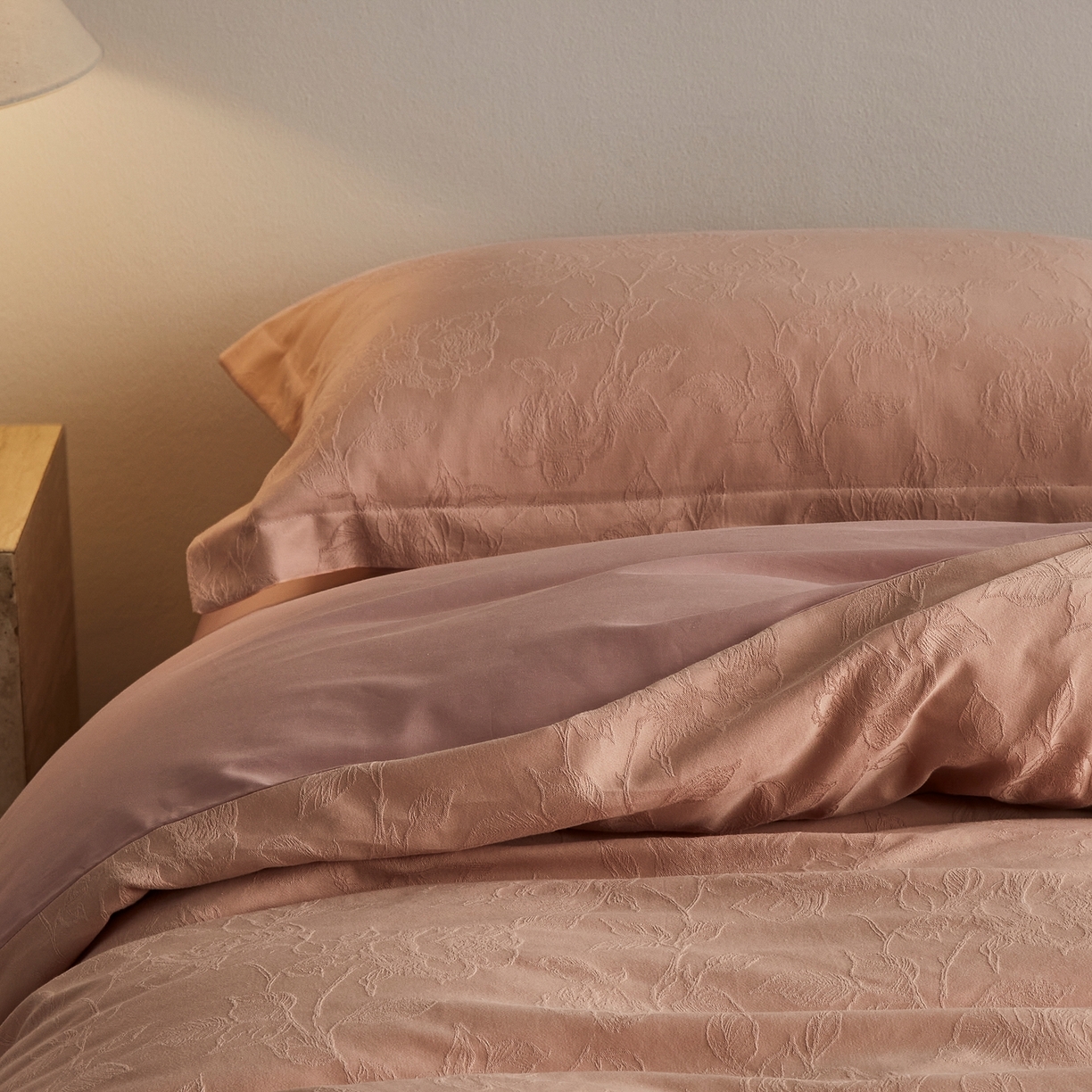 91家纺网 家纺一手货源 找家纺 顾家家居 2026新款AB面全棉厚织提花四件套 芍药-绯粉