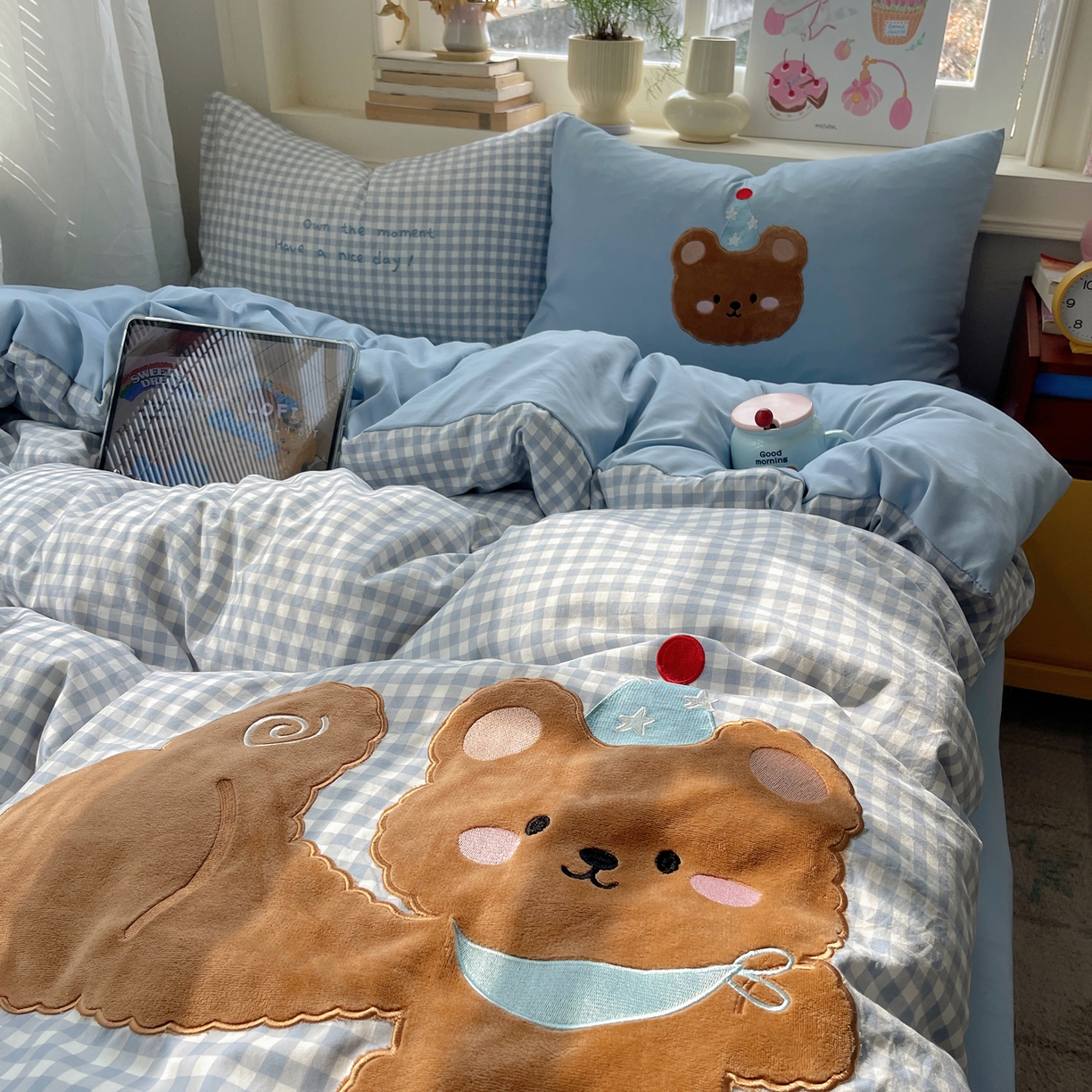 91家纺网 家纺一手货源 找家纺 贝扬思家纺 2026春夏新款云朵贴布绣绣花四件套 Good熊