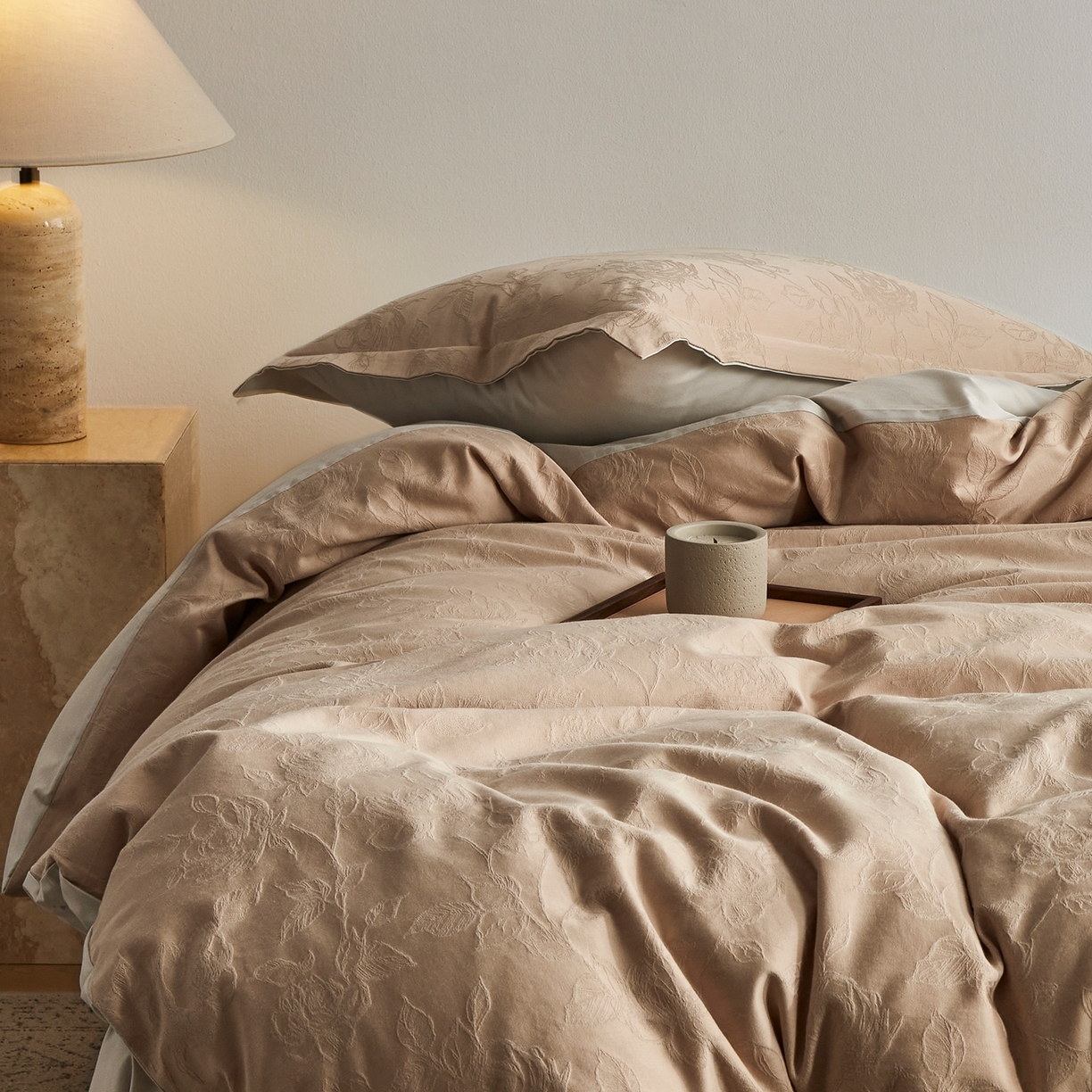 91家纺网 家纺一手货源 找家纺 顾家家居 2026新款AB面全棉厚织提花四件套 芍药-芸黄