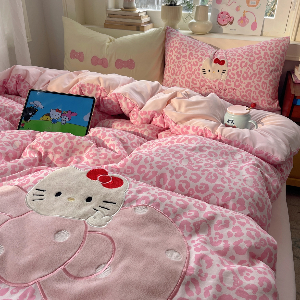 91家纺网 家纺一手货源 找家纺 贝扬思家纺 2026春夏新款云朵贴布绣绣花四件套 粉豹小猫