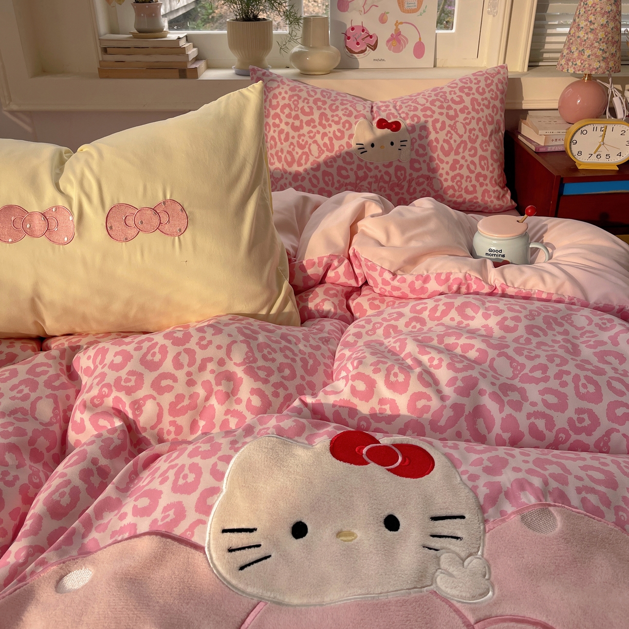 91家纺网 家纺一手货源 找家纺 贝扬思家纺 2026春夏新款云朵贴布绣绣花四件套 粉豹小猫