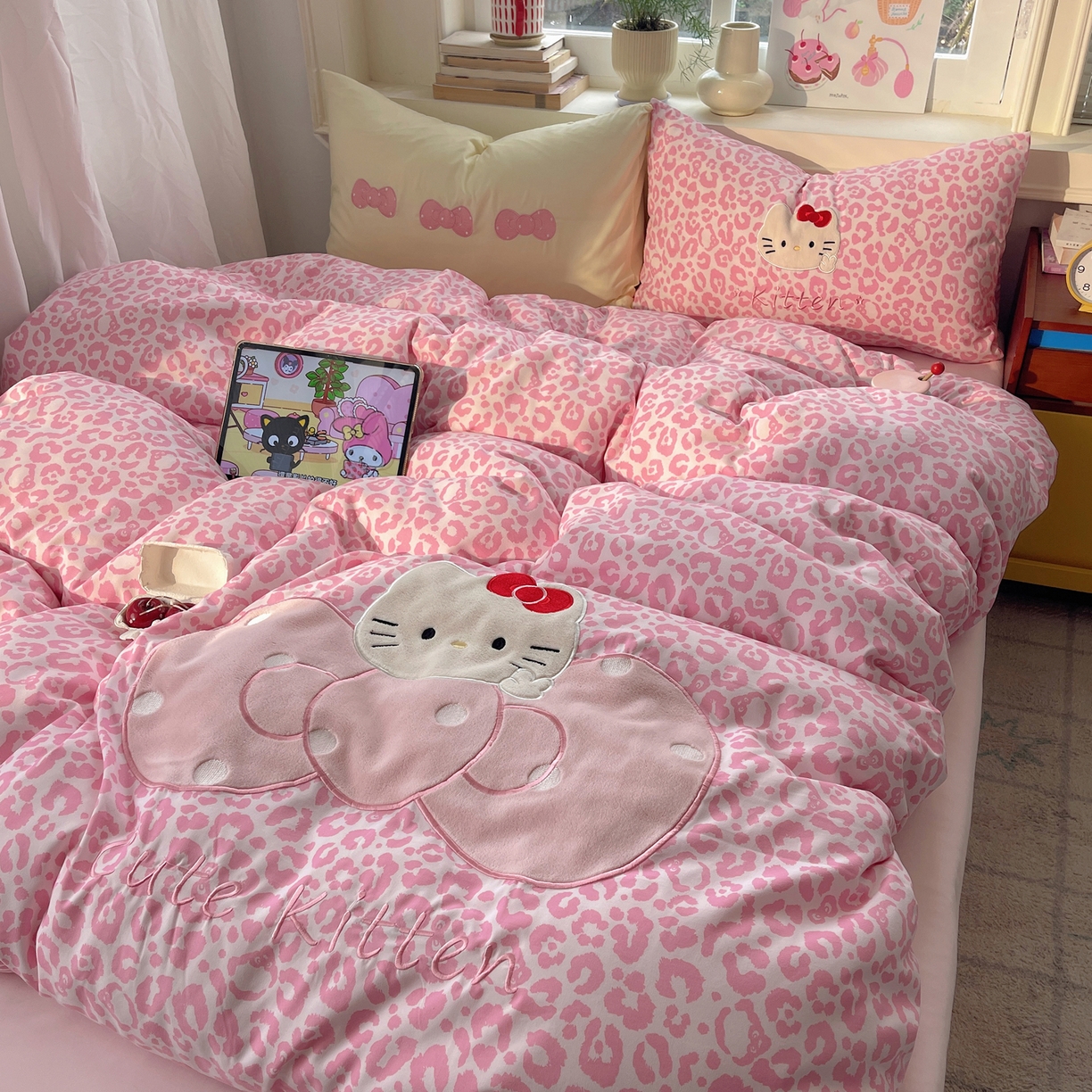 91家纺网 家纺一手货源 找家纺 贝扬思家纺 2026春夏新款云朵贴布绣绣花四件套 粉豹小猫