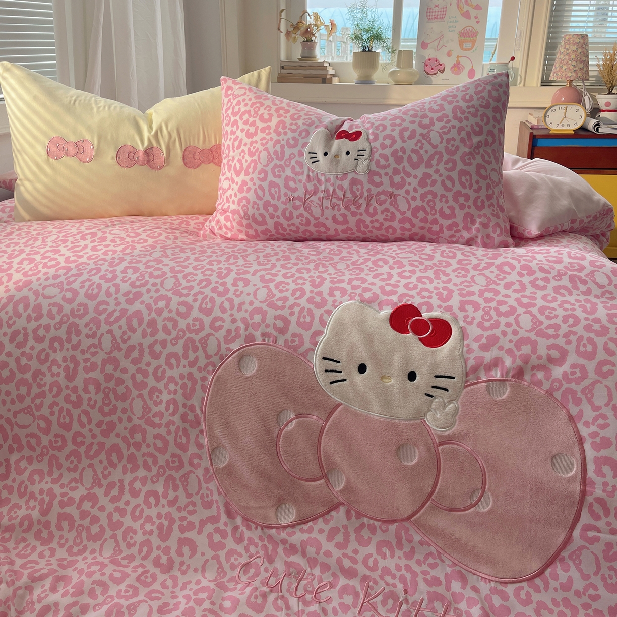 91家纺网 家纺一手货源 找家纺 贝扬思家纺 2026春夏新款云朵贴布绣绣花四件套 粉豹小猫