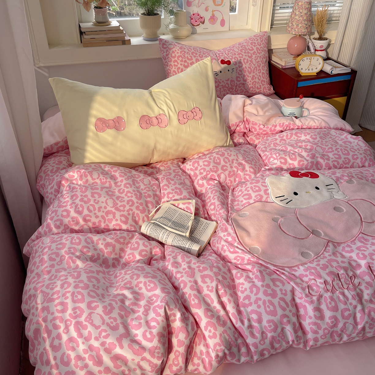 91家纺网 家纺一手货源 找家纺 贝扬思家纺 2026春夏新款云朵贴布绣绣花四件套 粉豹小猫