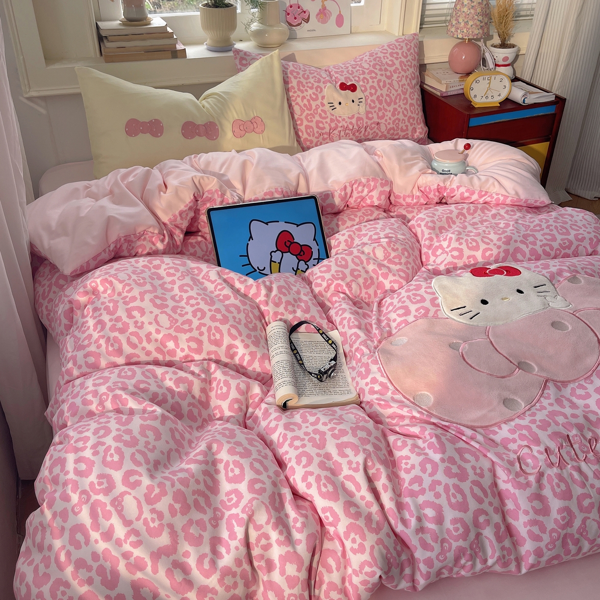 91家纺网 家纺一手货源 找家纺 贝扬思家纺 2026春夏新款云朵贴布绣绣花四件套 粉豹小猫