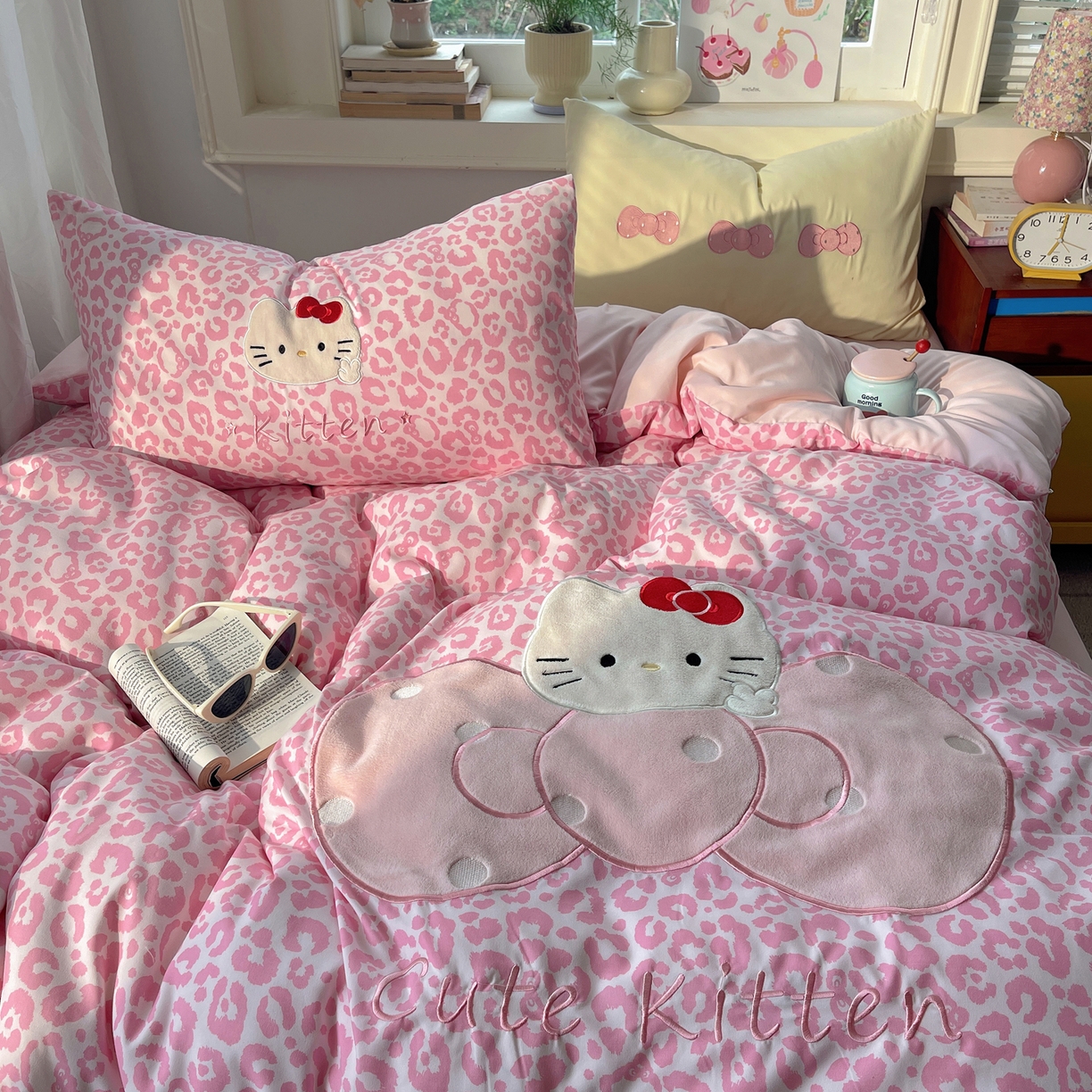 91家纺网 家纺一手货源 找家纺 贝扬思家纺 2026春夏新款云朵贴布绣绣花四件套 粉豹小猫