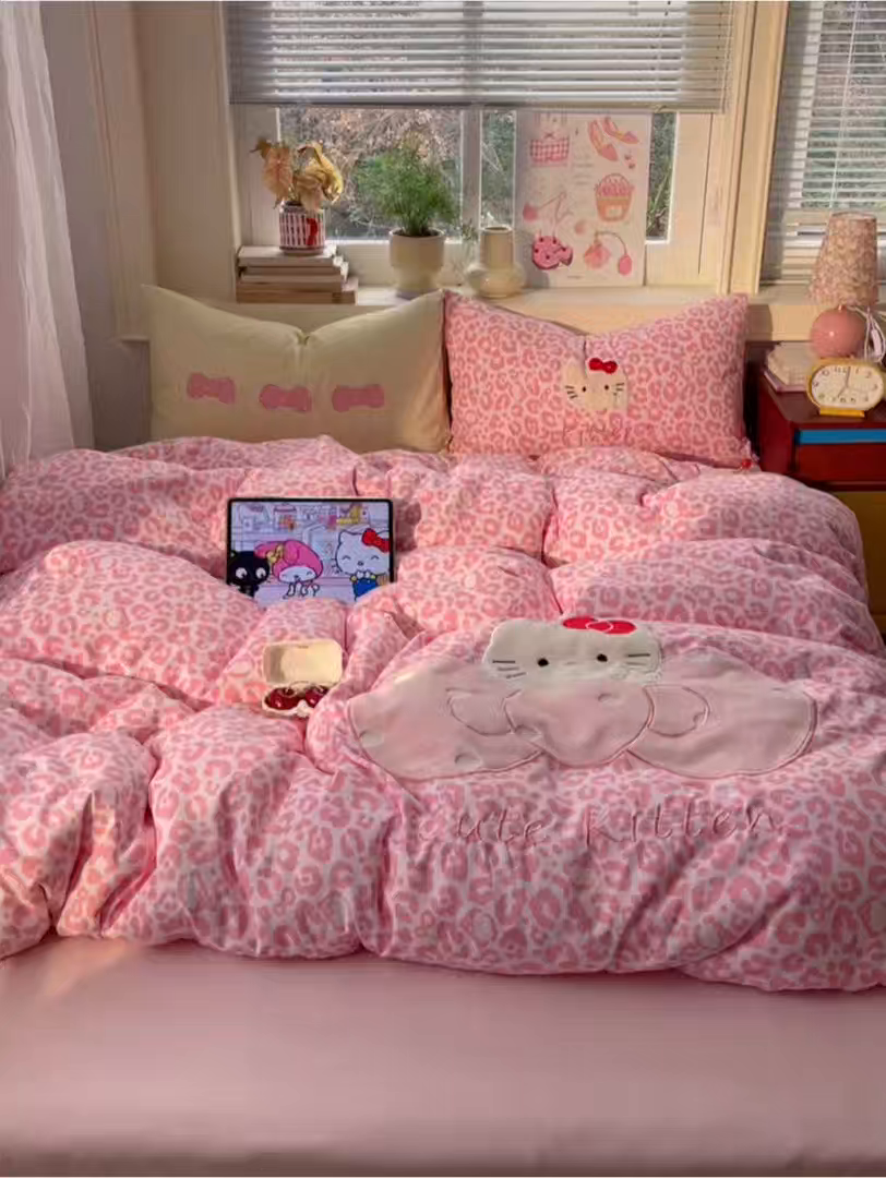 91家纺网 家纺一手货源 找家纺 贝扬思家纺 2026春夏新款云朵贴布绣绣花四件套 粉豹小猫