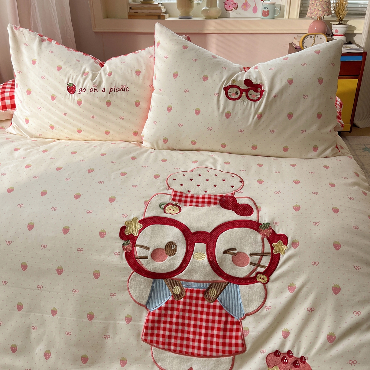 91家纺网 家纺一手货源 找家纺 贝扬思家纺 2026春夏新款云朵贴布绣绣花四件套 烘焙小猫