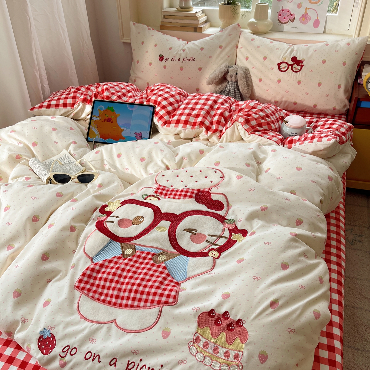 91家纺网 家纺一手货源 找家纺 贝扬思家纺 2026春夏新款云朵贴布绣绣花四件套 烘焙小猫