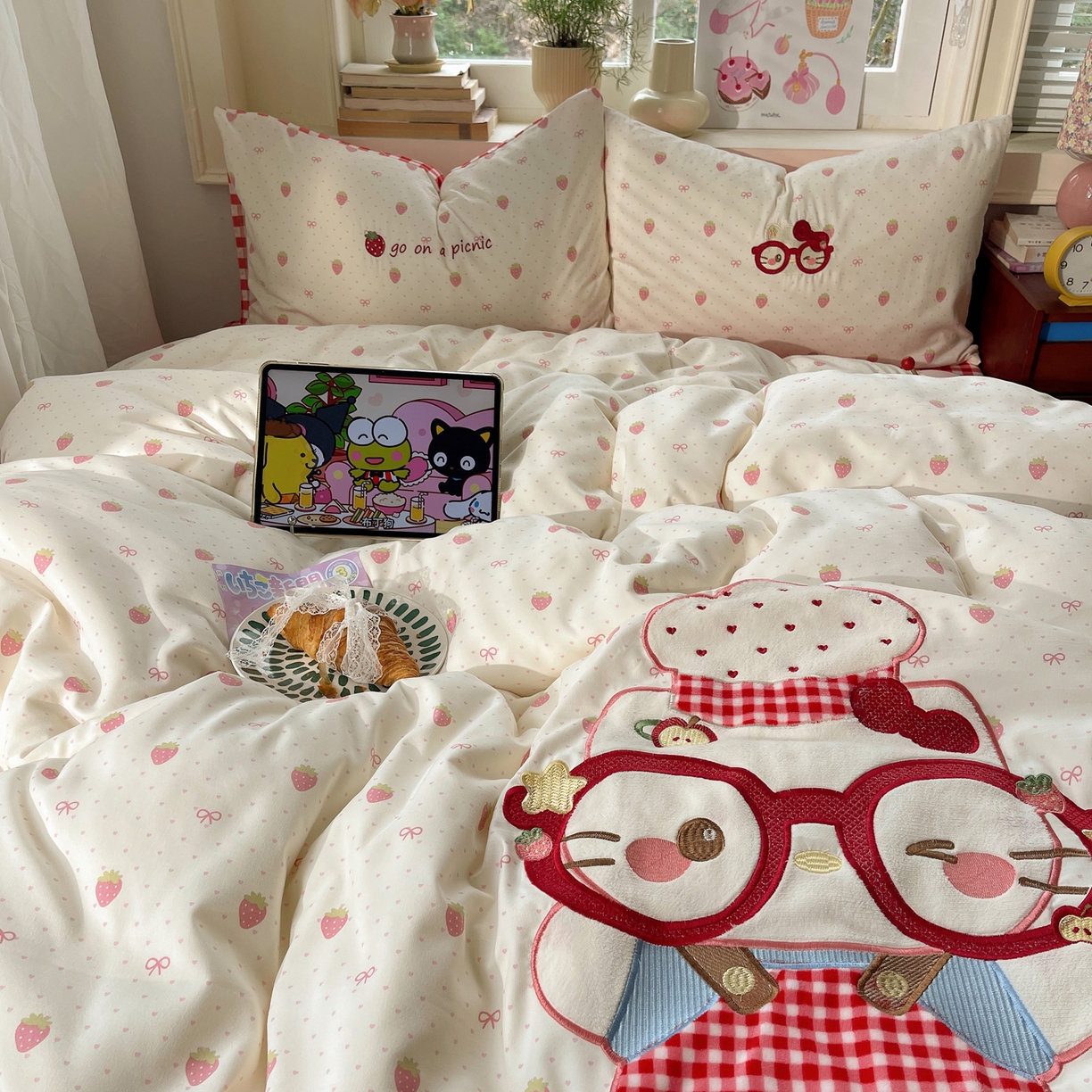 91家纺网 家纺一手货源 找家纺 贝扬思家纺 2026春夏新款云朵贴布绣绣花四件套 烘焙小猫