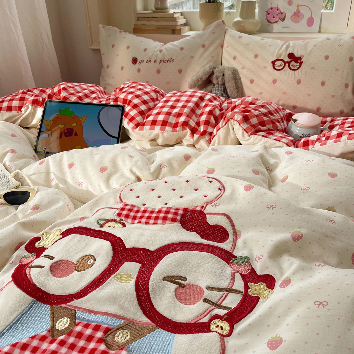 91家纺网 家纺一手货源 找家纺 贝扬思家纺 2026春夏新款云朵贴布绣绣花四件套 烘焙小猫