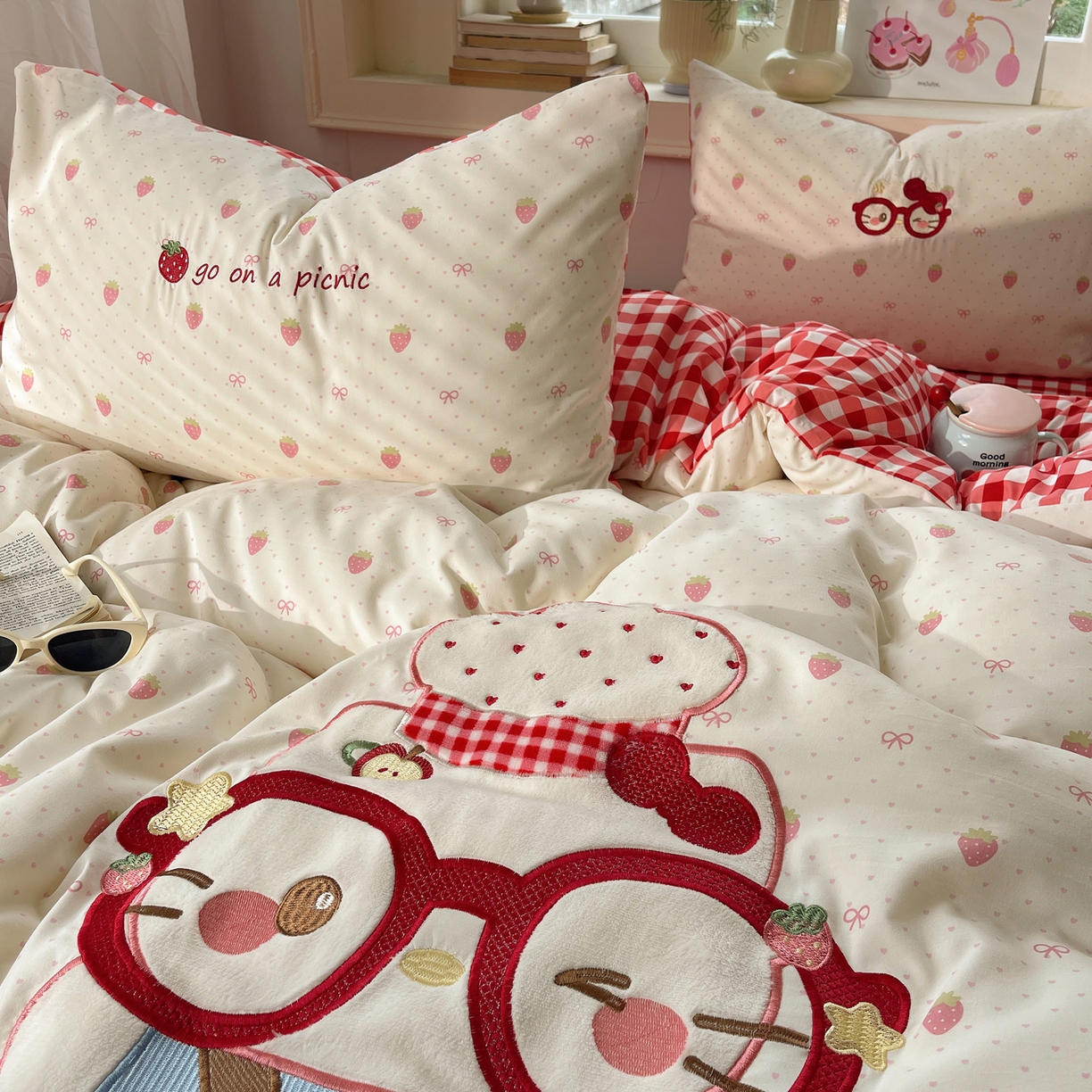 91家纺网 家纺一手货源 找家纺 贝扬思家纺 2026春夏新款云朵贴布绣绣花四件套 烘焙小猫