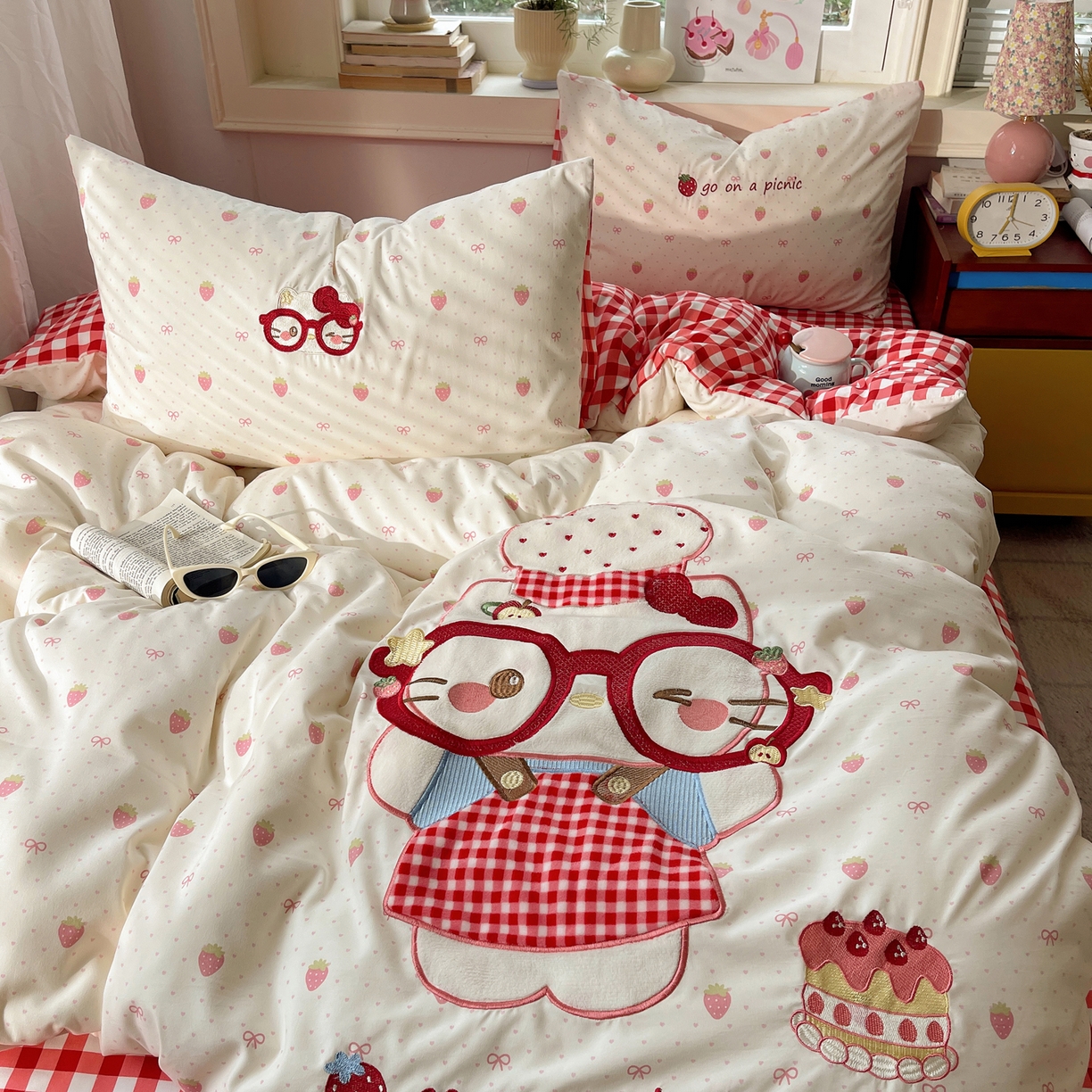 91家纺网 家纺一手货源 找家纺 贝扬思家纺 2026春夏新款云朵贴布绣绣花四件套 烘焙小猫