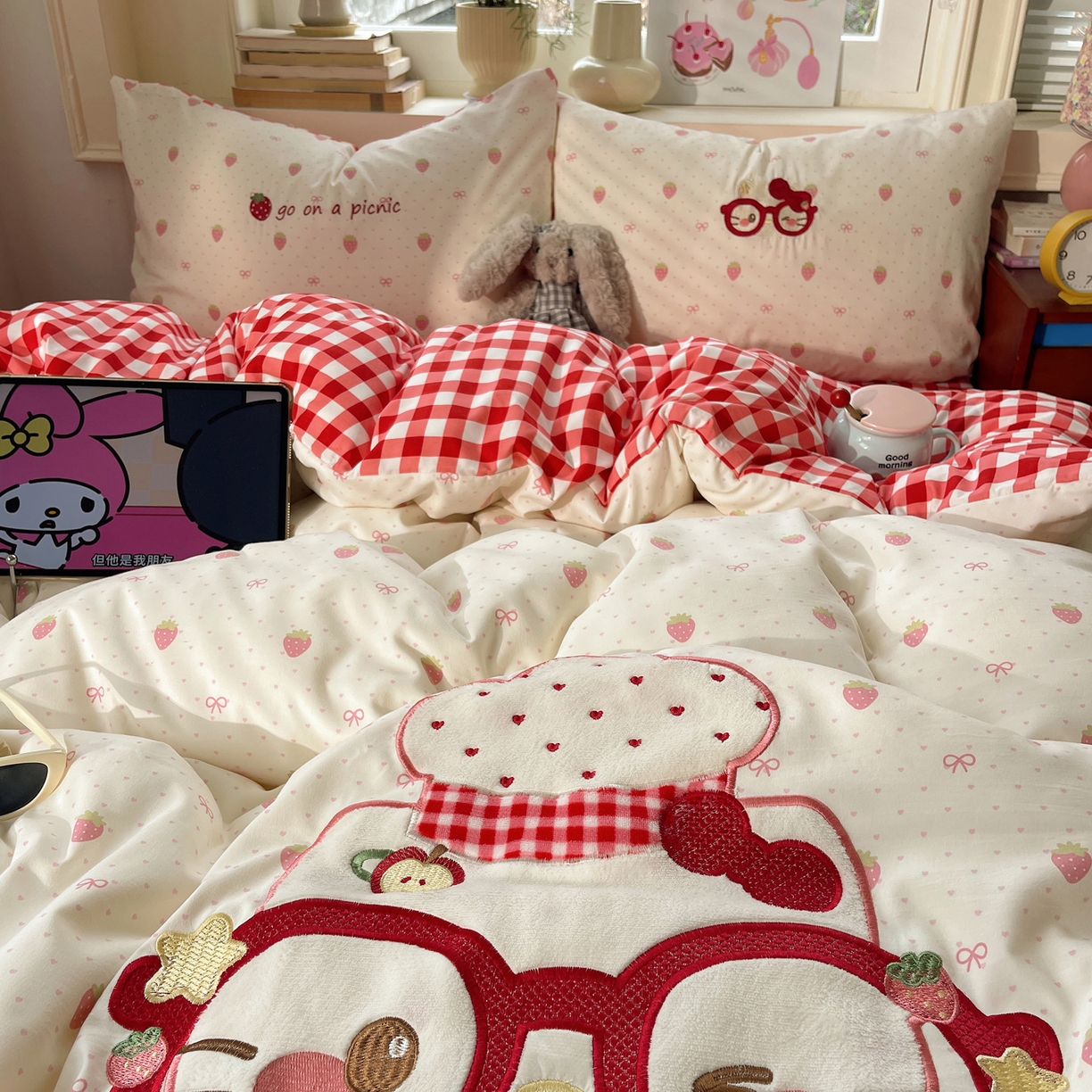 91家纺网 家纺一手货源 找家纺 贝扬思家纺 2026春夏新款云朵贴布绣绣花四件套 烘焙小猫