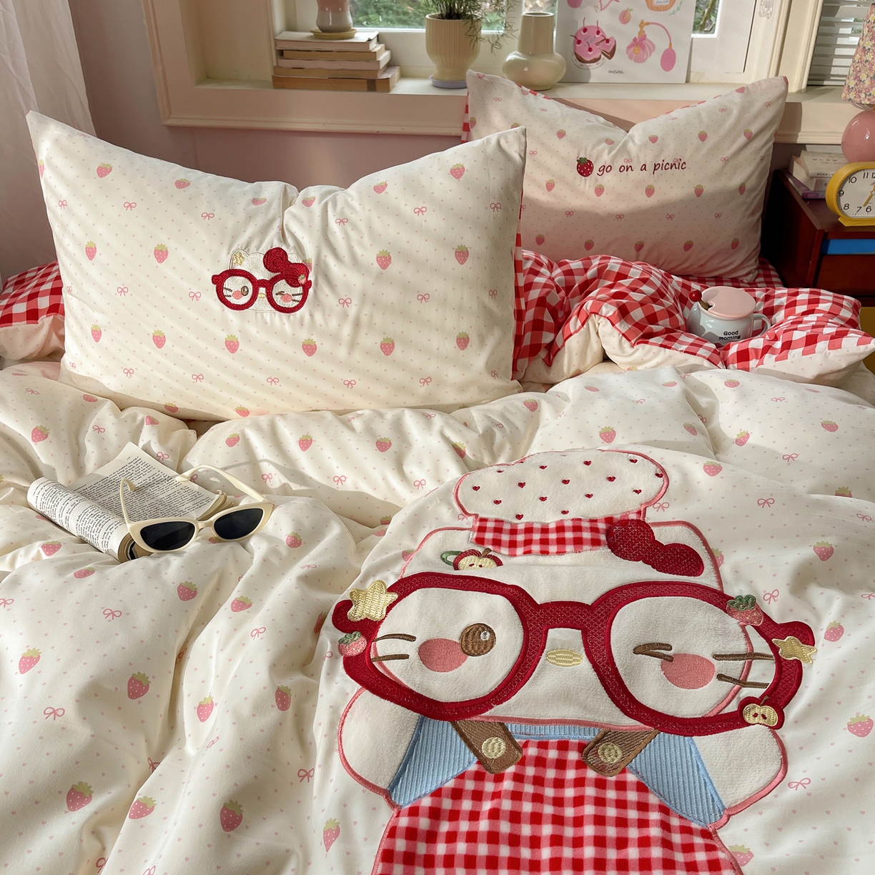 91家纺网 家纺一手货源 找家纺 贝扬思家纺 2026春夏新款云朵贴布绣绣花四件套 烘焙小猫