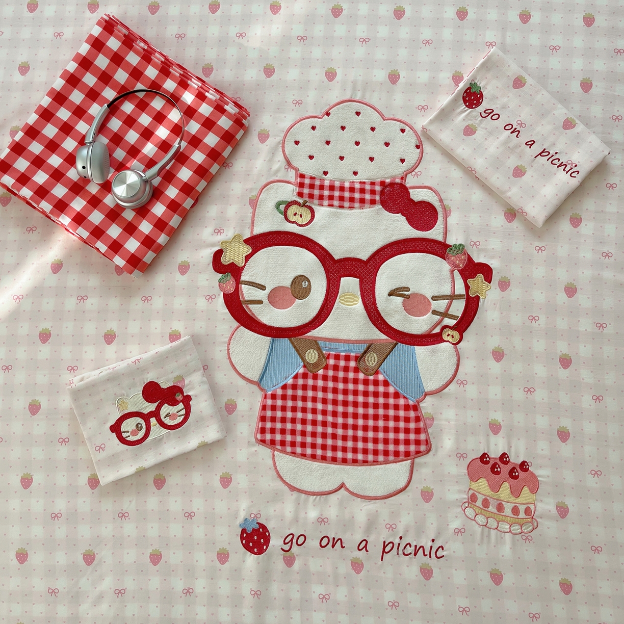 91家纺网 家纺一手货源 找家纺 贝扬思家纺 2026春夏新款云朵贴布绣绣花四件套 烘焙小猫