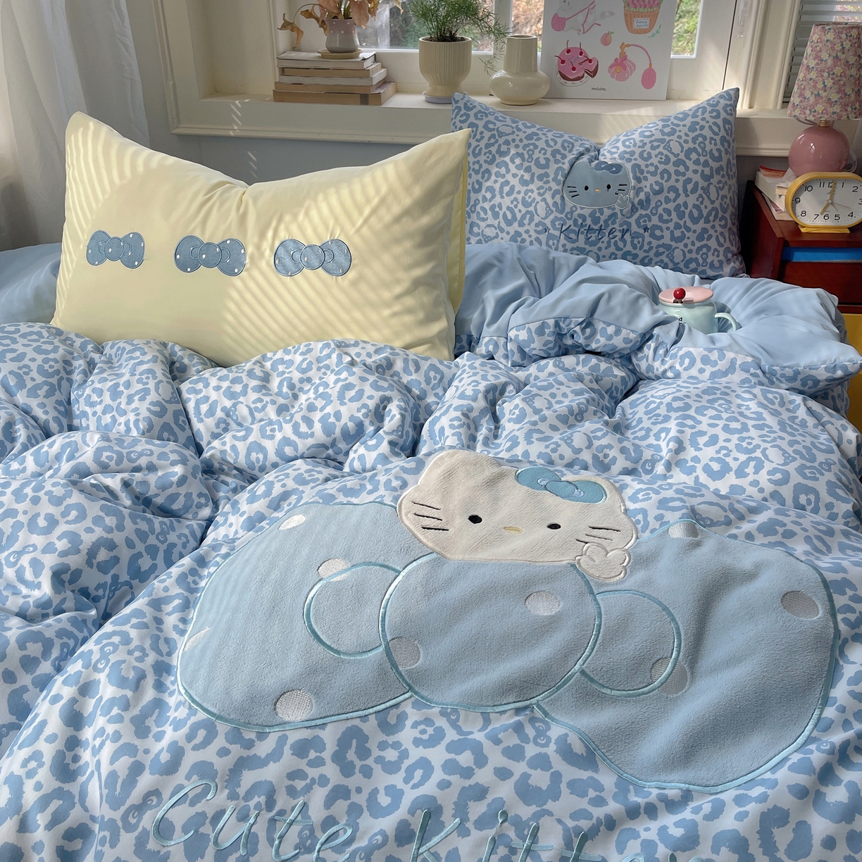 91家纺网 家纺一手货源 找家纺 贝扬思家纺 2026春夏新款云朵贴布绣绣花四件套 蓝豹猫咪