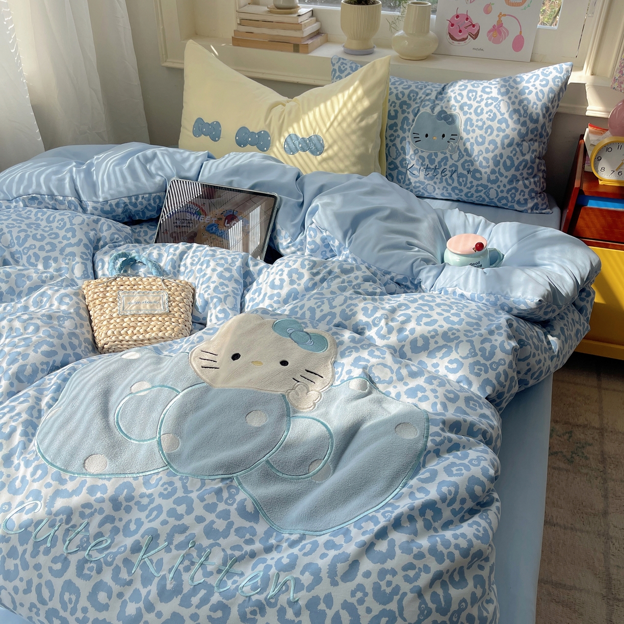 91家纺网 家纺一手货源 找家纺 贝扬思家纺 2026春夏新款云朵贴布绣绣花四件套 蓝豹猫咪