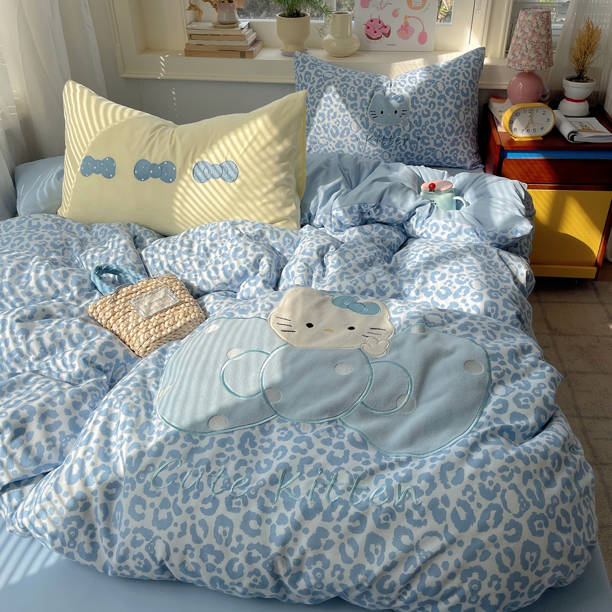 91家纺网 家纺一手货源 找家纺 贝扬思家纺 2026春夏新款云朵贴布绣绣花四件套 蓝豹猫咪