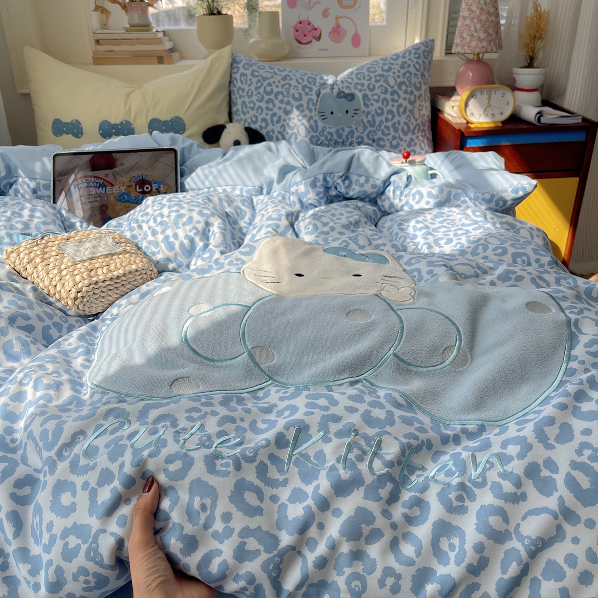 91家纺网 家纺一手货源 找家纺 贝扬思家纺 2026春夏新款云朵贴布绣绣花四件套 蓝豹猫咪