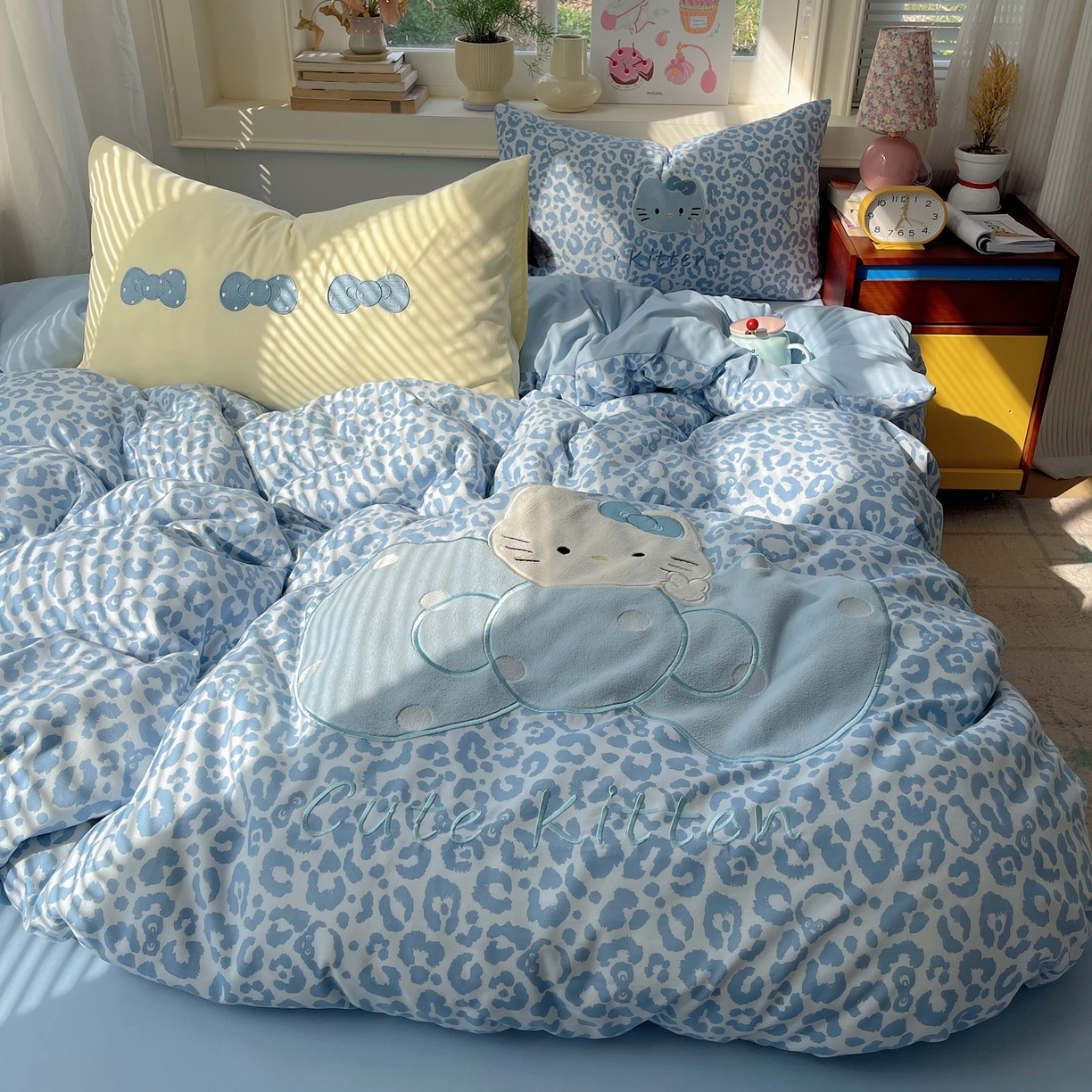 91家纺网 家纺一手货源 找家纺 贝扬思家纺 2026春夏新款云朵贴布绣绣花四件套 蓝豹猫咪