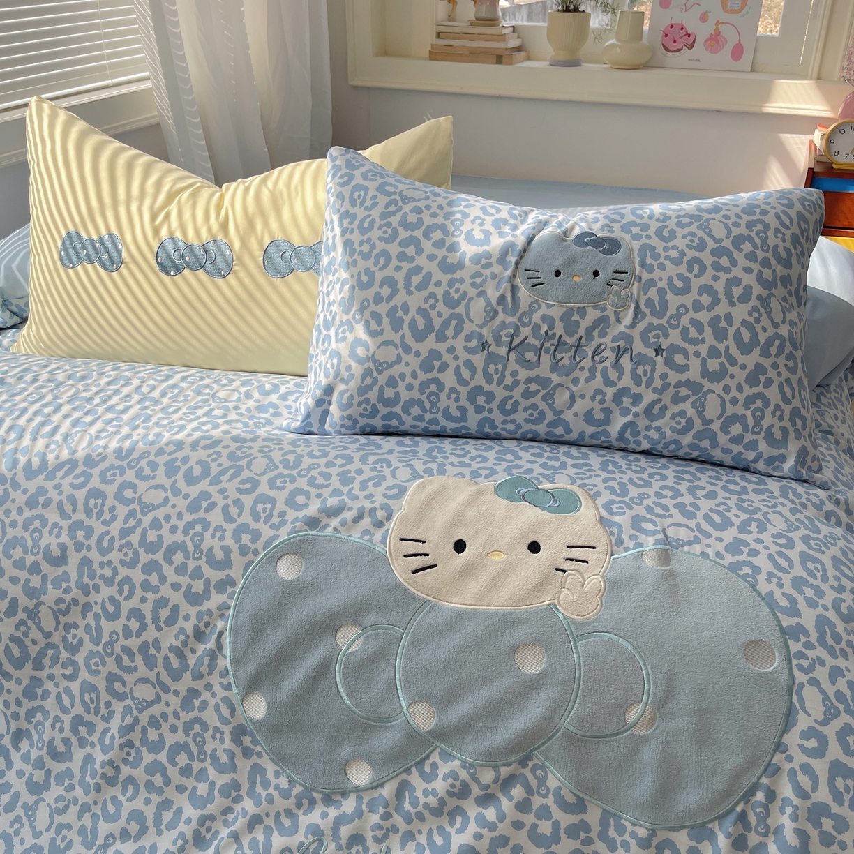 91家纺网 家纺一手货源 找家纺 贝扬思家纺 2026春夏新款云朵贴布绣绣花四件套 蓝豹猫咪