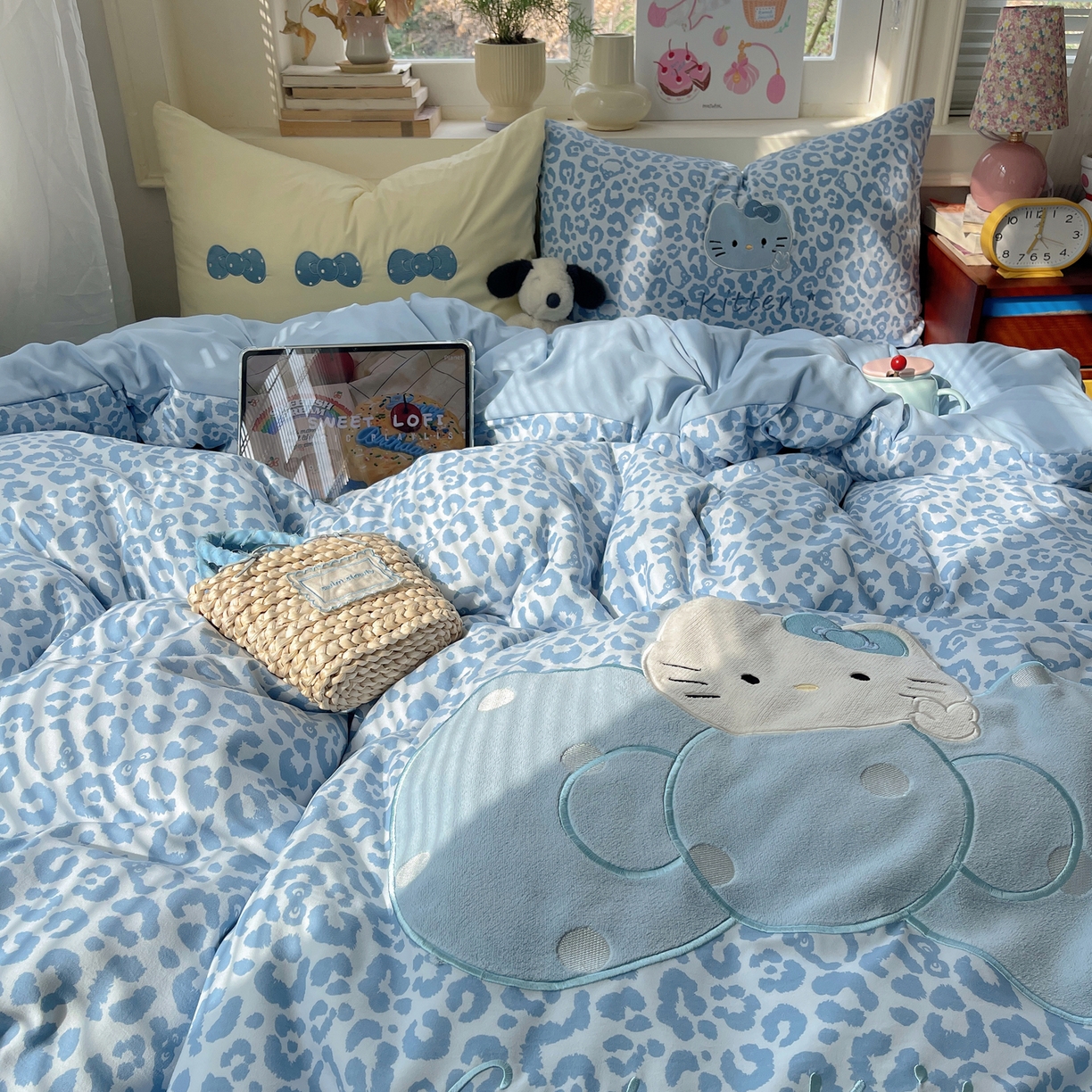 91家纺网 家纺一手货源 找家纺 贝扬思家纺 2026春夏新款云朵贴布绣绣花四件套 蓝豹猫咪