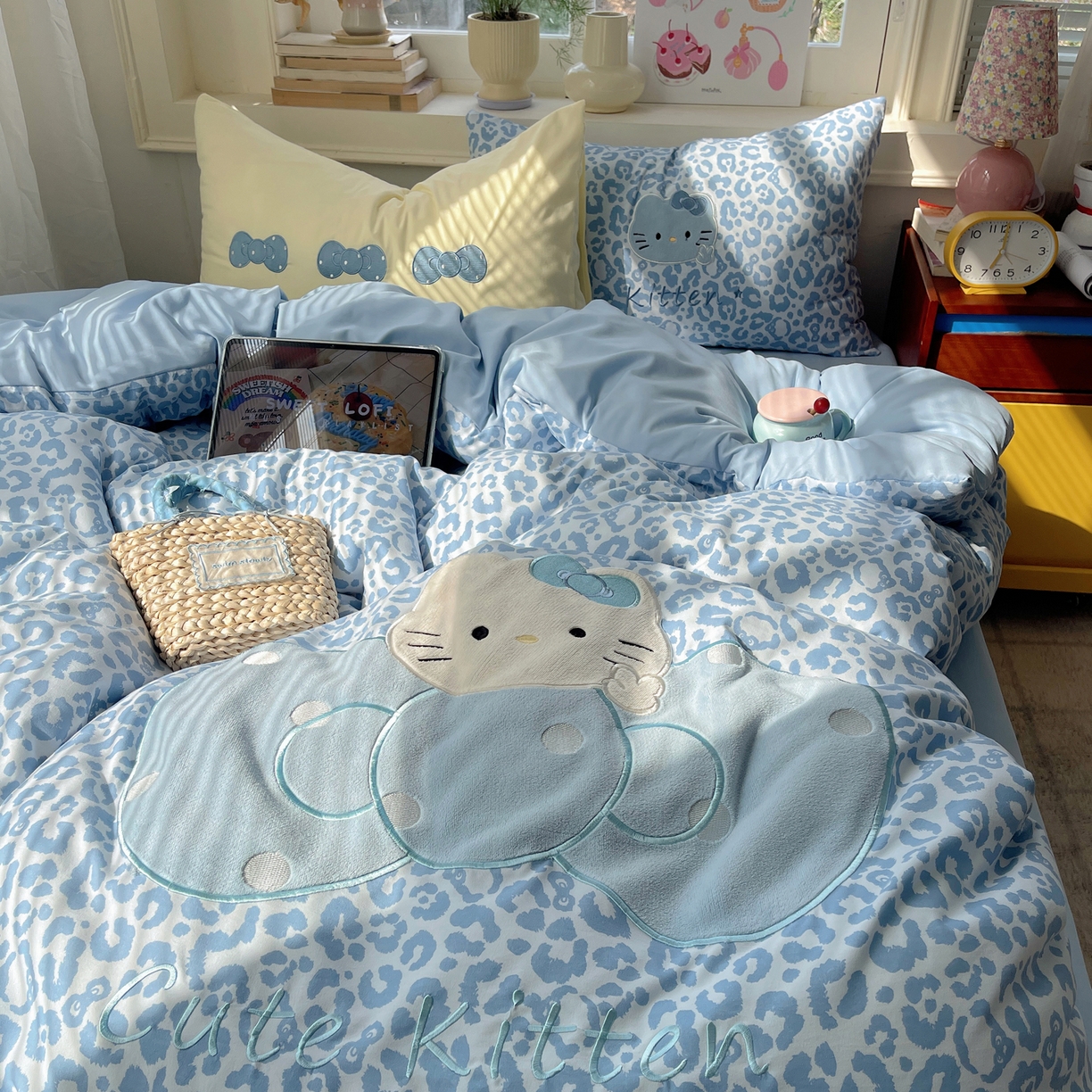 91家纺网 家纺一手货源 找家纺 贝扬思家纺 2026春夏新款云朵贴布绣绣花四件套 蓝豹猫咪