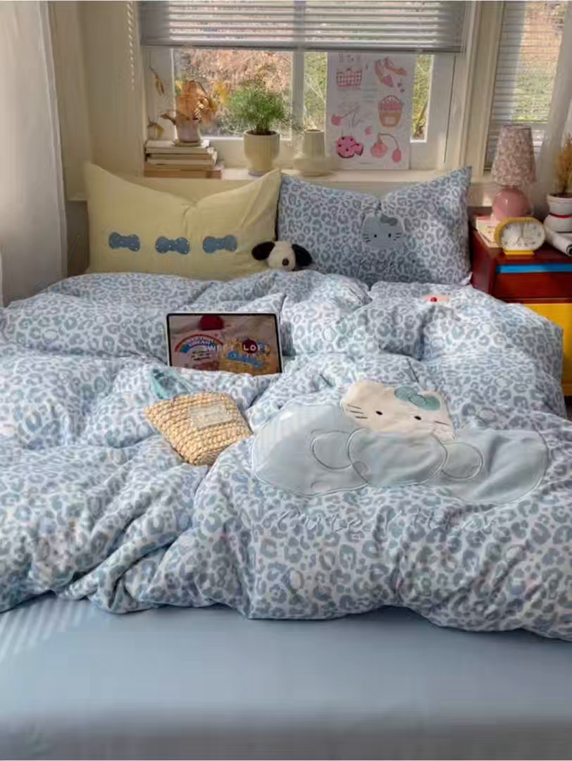 91家纺网 家纺一手货源 找家纺 贝扬思家纺 2026春夏新款云朵贴布绣绣花四件套 蓝豹猫咪