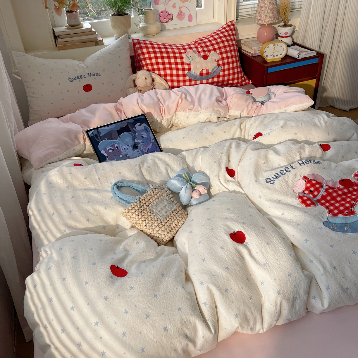 91家纺网 家纺一手货源 找家纺 贝扬思家纺 2026春夏新款云朵贴布绣绣花四件套 苹果马